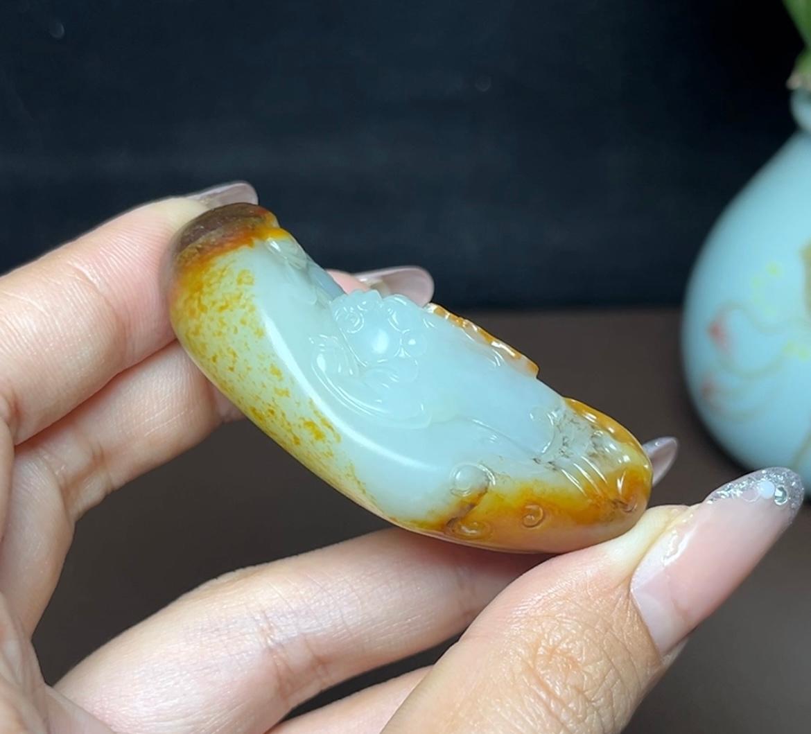 新疆和田玉玛丽艳籽料天地红皮白肉貔貅府上有龙（61.5g）