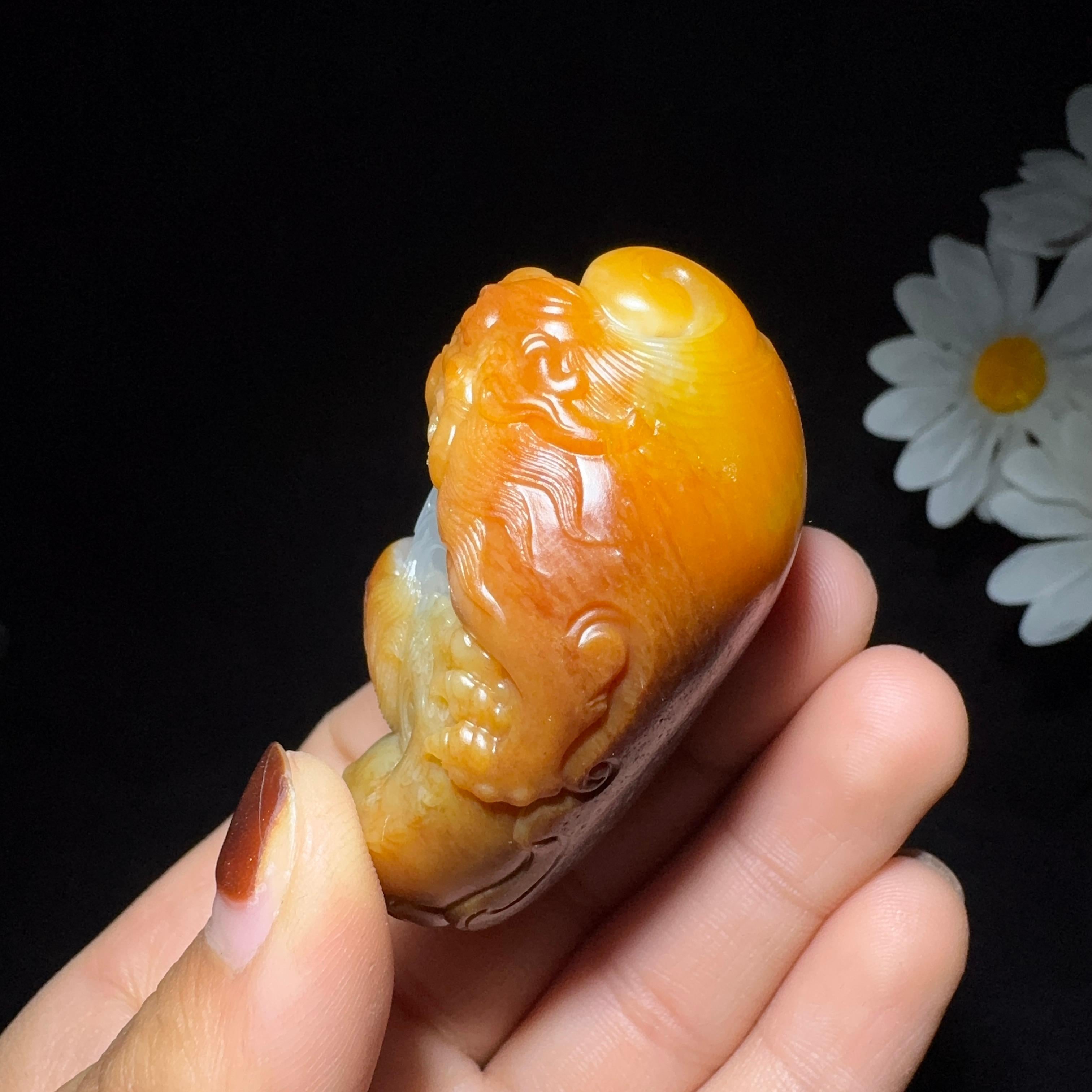 和田玉籽料挂件龙行天下手把件（92.6g）