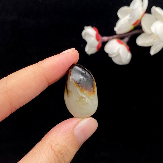 和田玉聚黑皮籽料原石（8.1g）