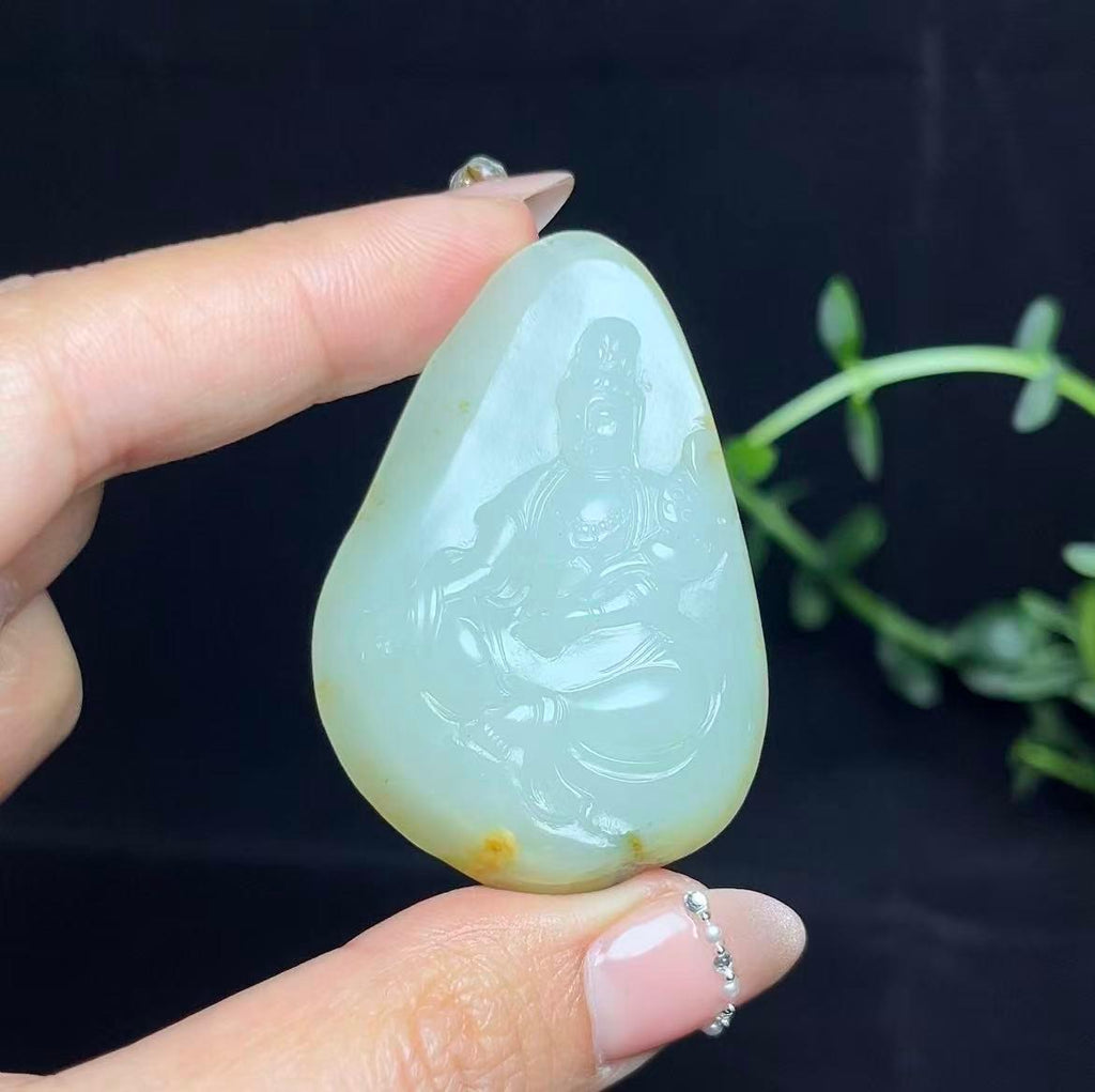 新疆和田玉带翠籽料观音（31.3g）