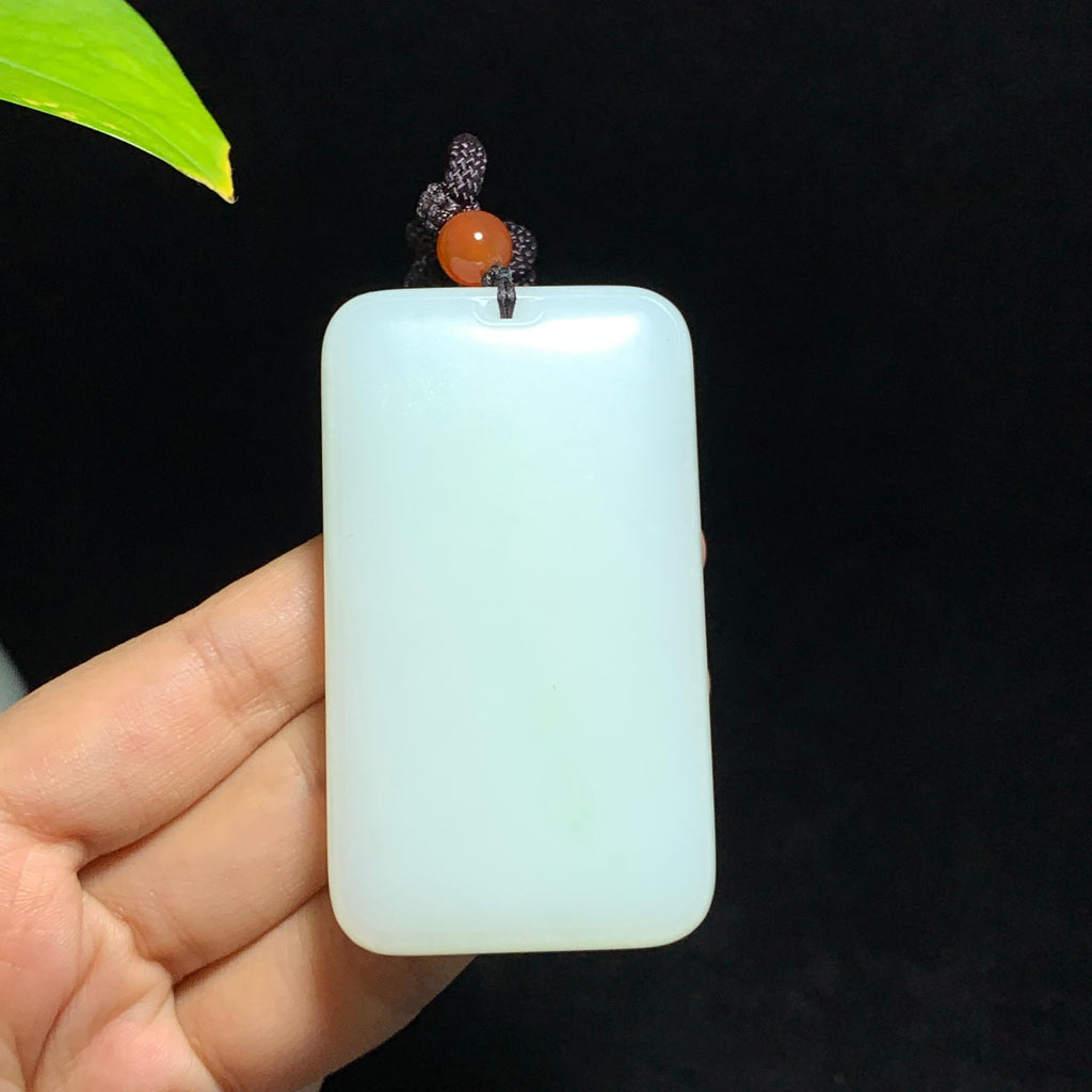 和田山料羊脂白玉带翠无事牌（88.4g）