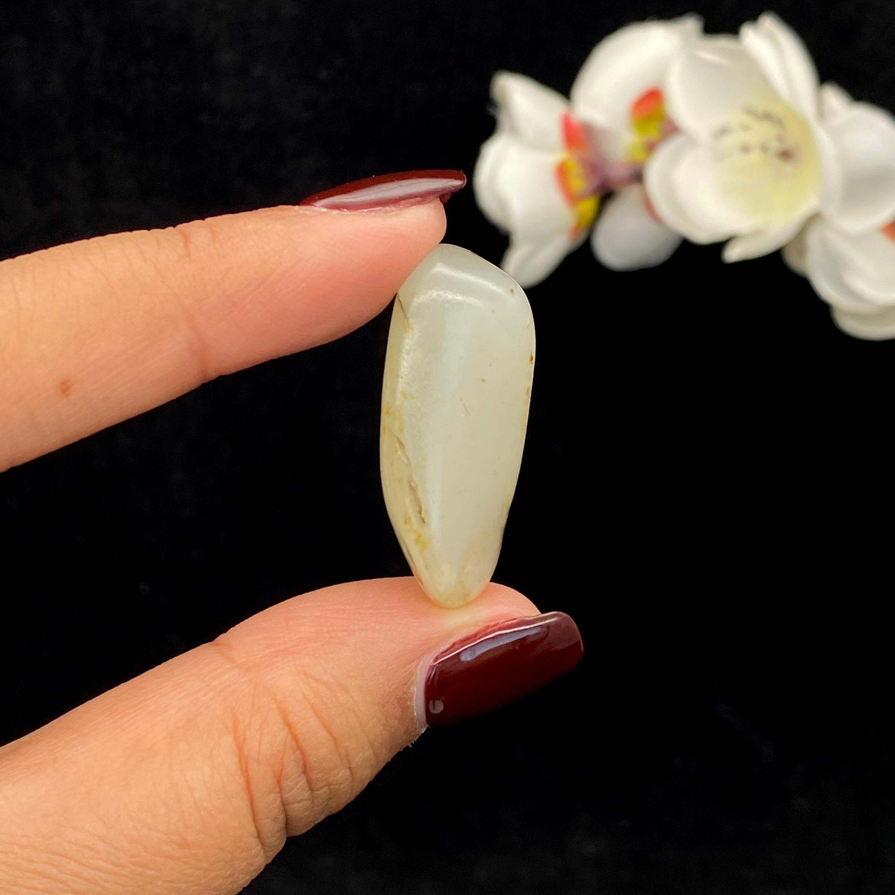 和田玉黑皮籽料原石（8.6g）