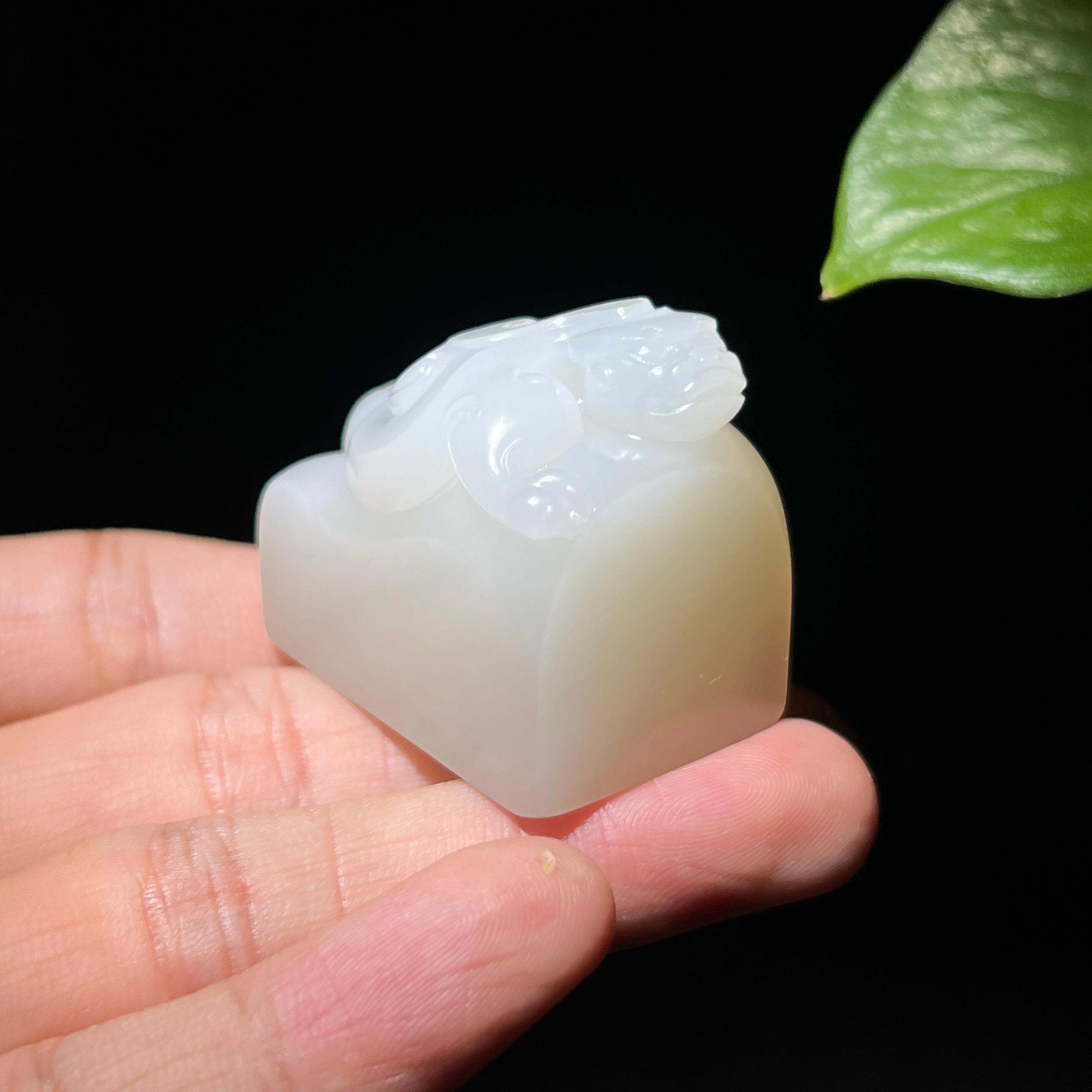 和田玉籽料天然皮色螭龙章子（59.3g）