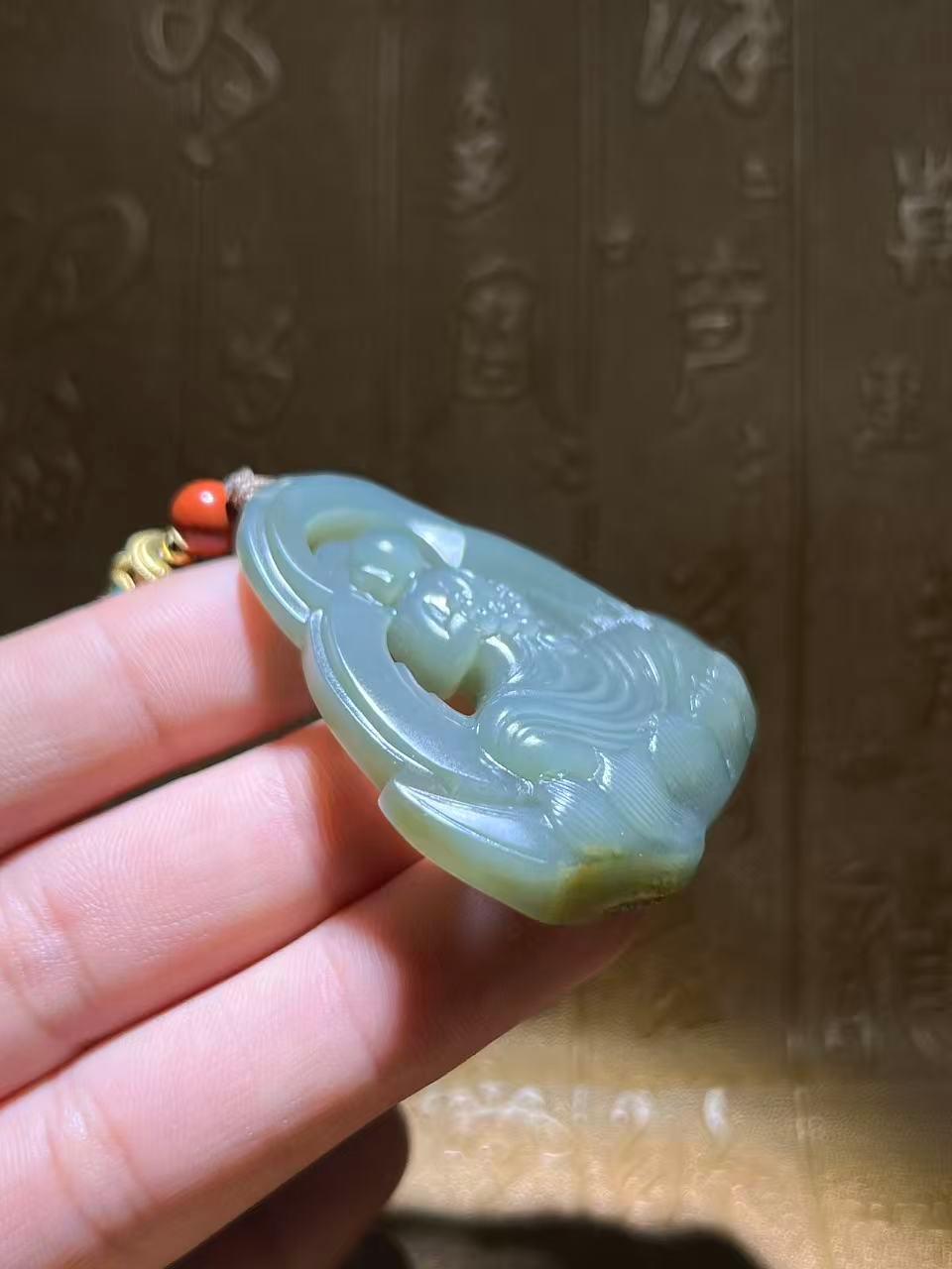 和田玉籽料沙枣青无相观音（34.4g）