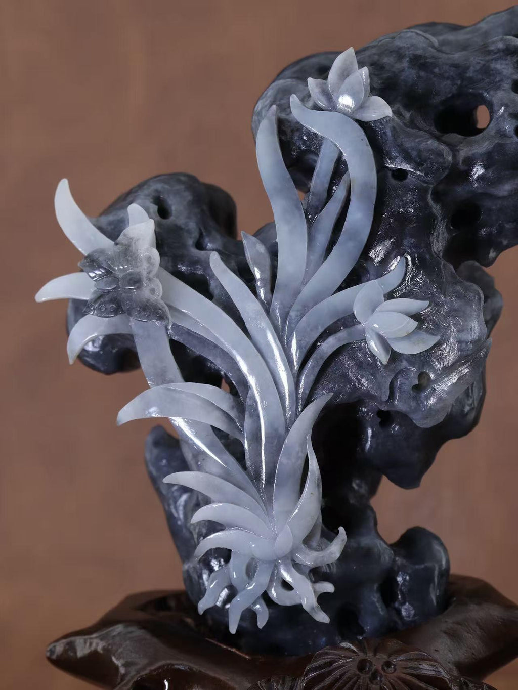 和田玉籽料青花兰花摆件（459g）