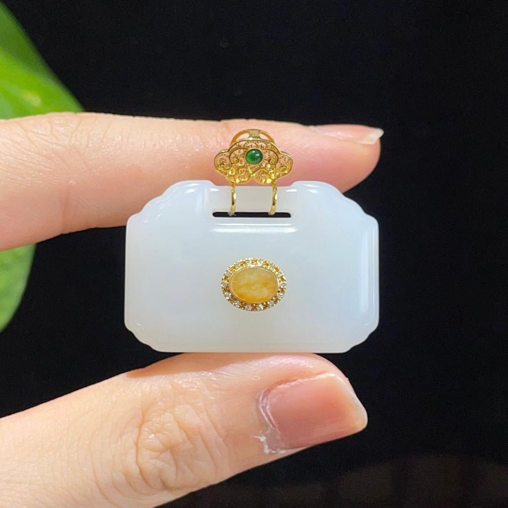 18K金羊脂玉平安锁2606260022（15.6g）