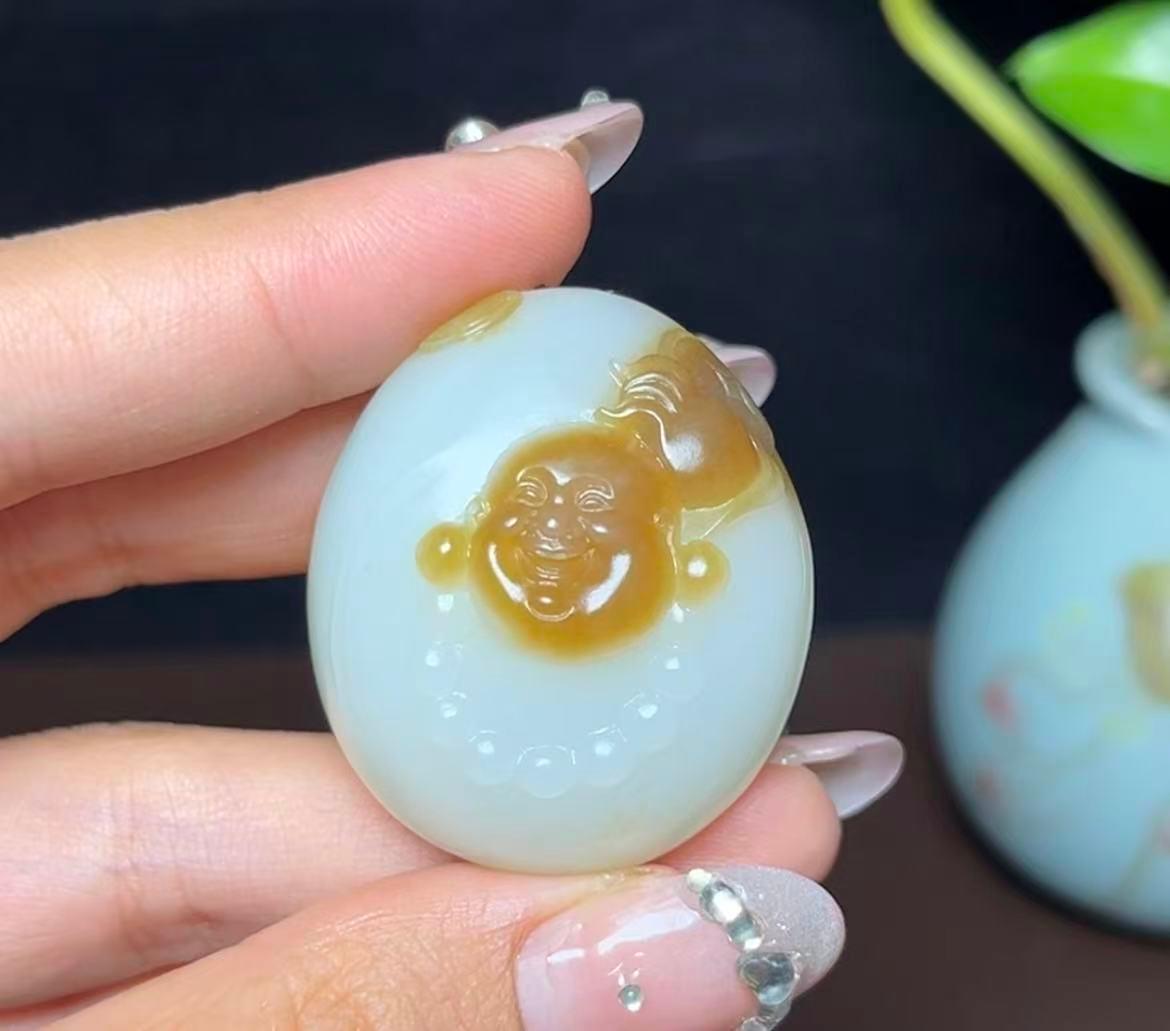 精品新疆和田玉且末糖羊脂玉佛公（32.0g）