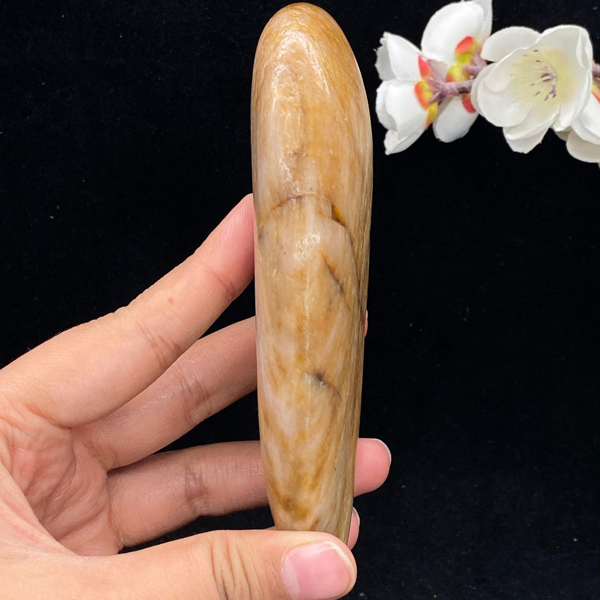 和田玉桃花玉带黄皮籽料手把件（297.3g）