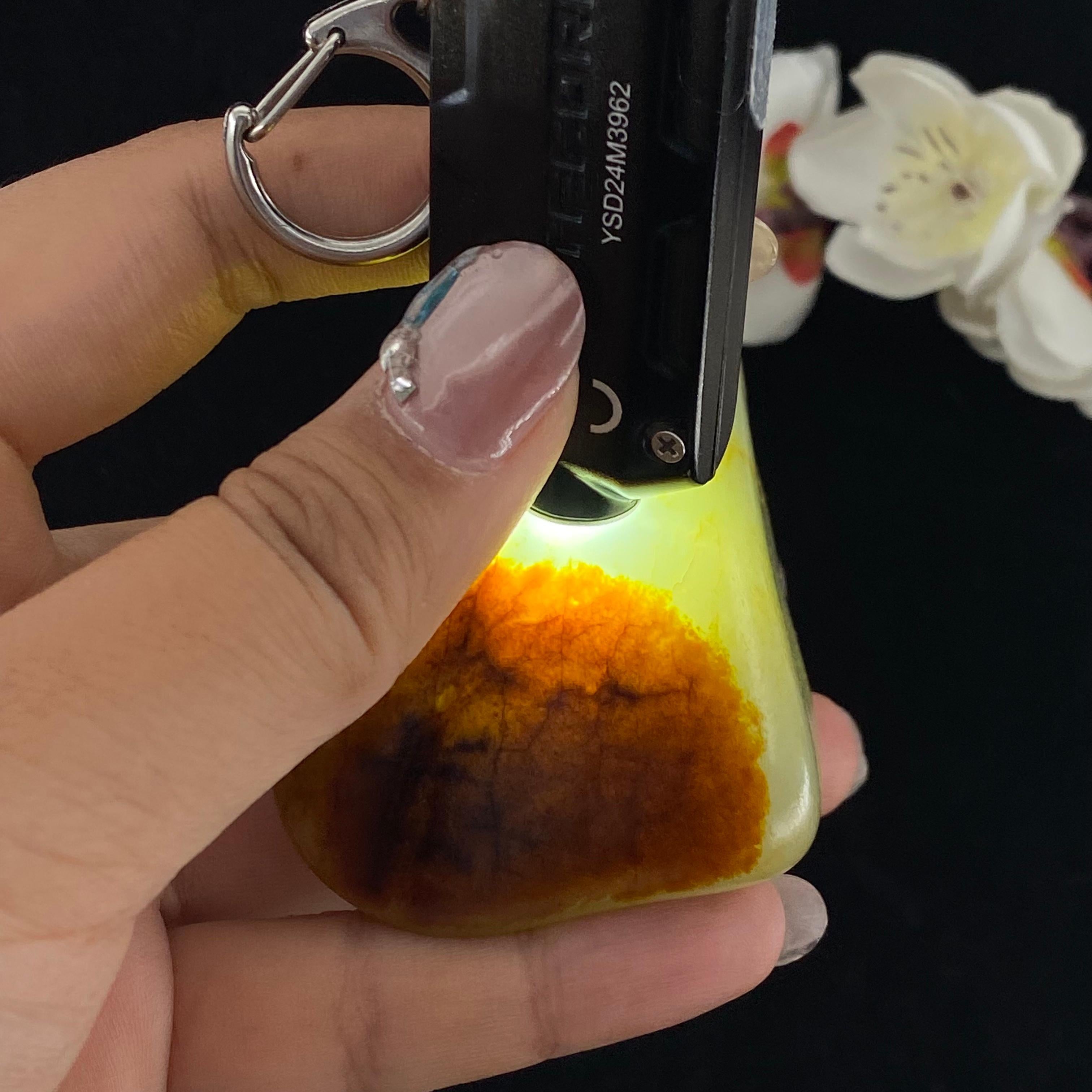 和田玉聚红皮籽料原石（184g）