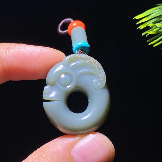 和田玉籽料沙枣青玉猪龙（12.0g）