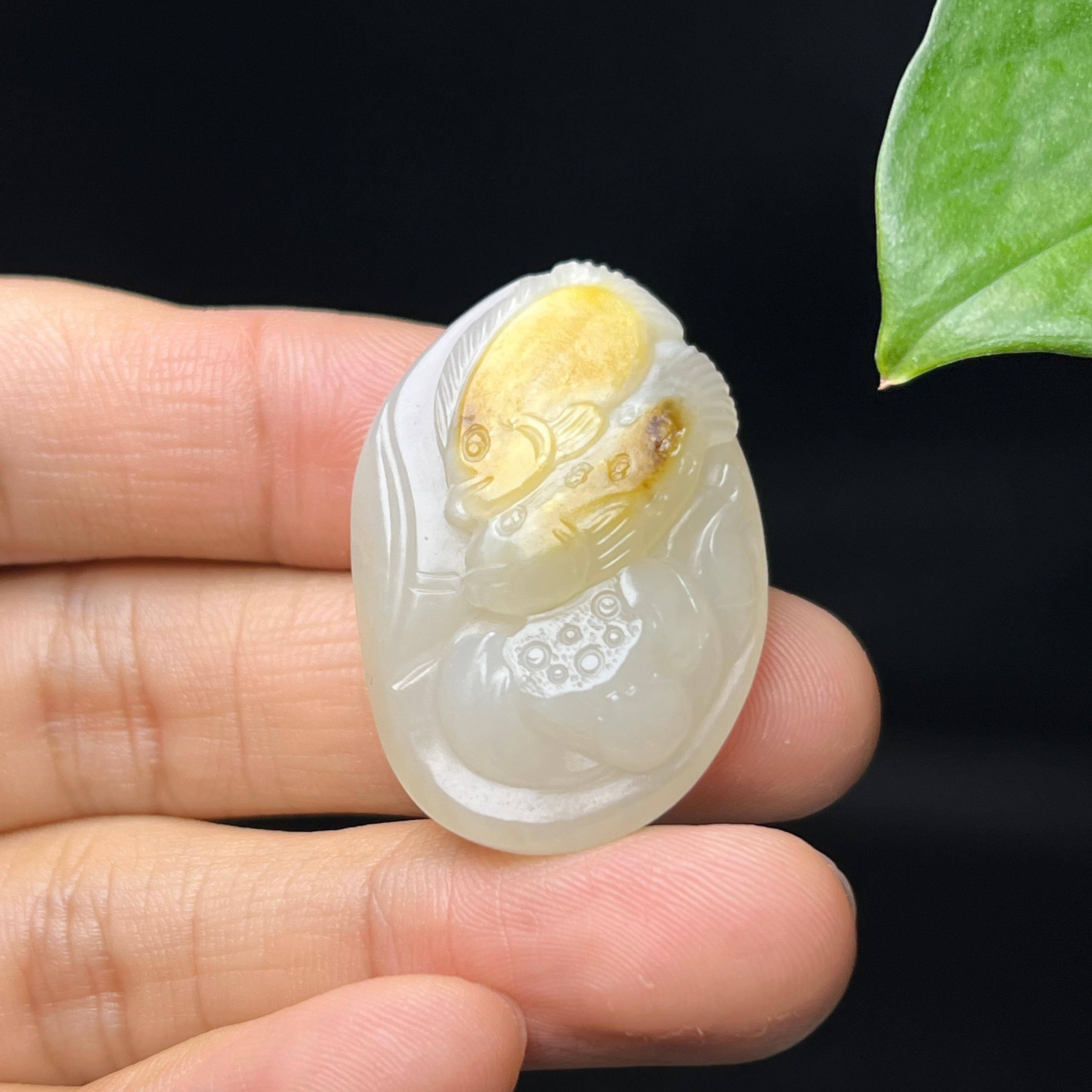 和田玉籽料黄沁皮连年有余挂件（14.1g）
