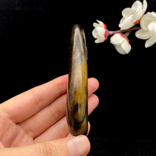 和田玉黑皮籽料手把件（110.4g）