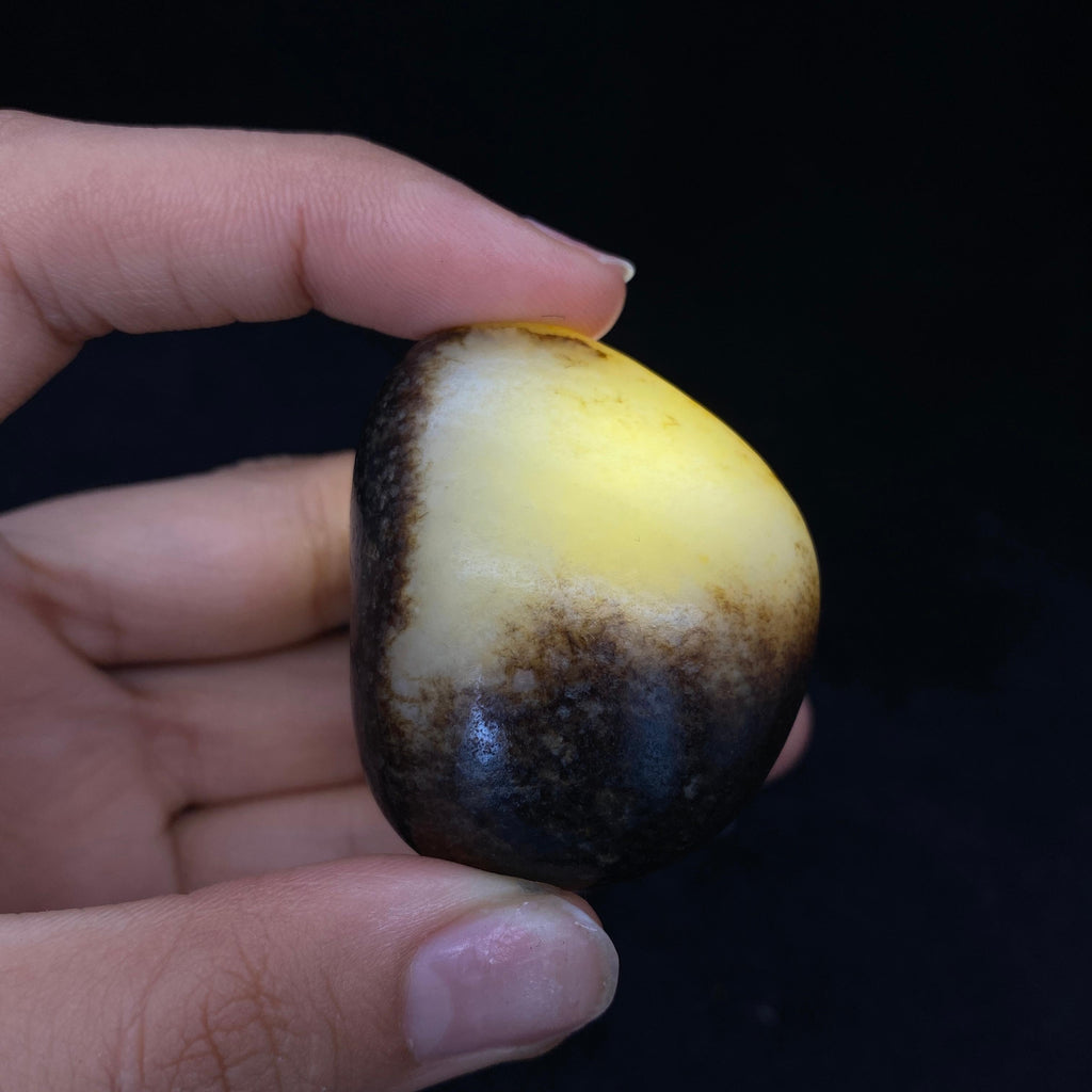 和田玉秋梨黑皮籽料大挂件（57.5g）