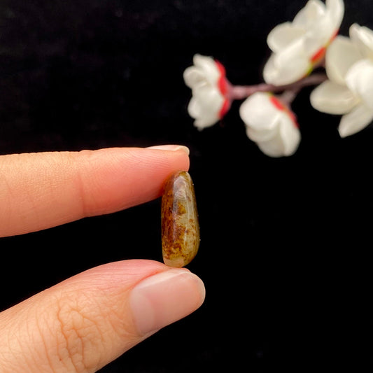 和田玉洒红皮籽料原石（3.7g）