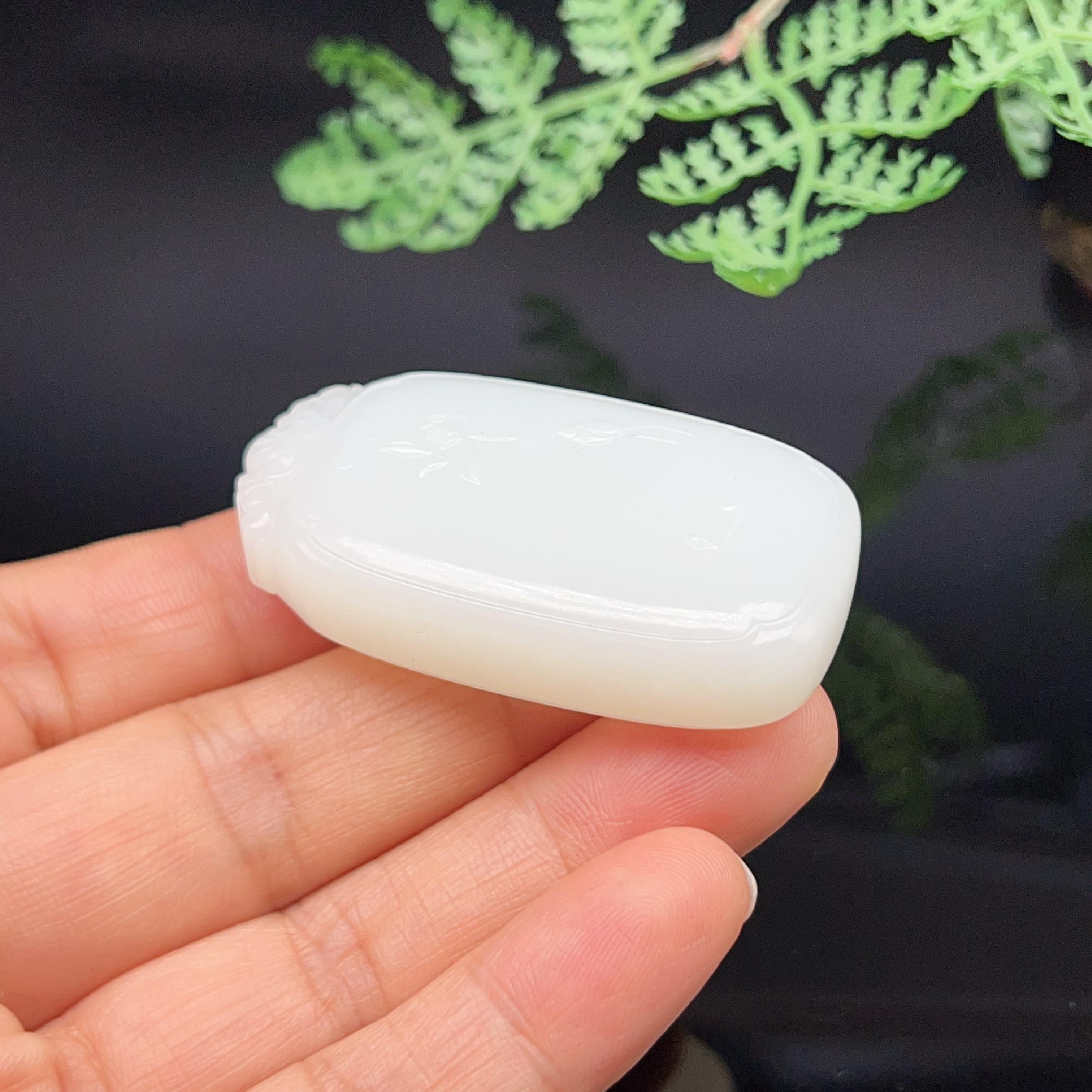 和田玉羊脂白玉牌头莲花无事牌（38.1g）