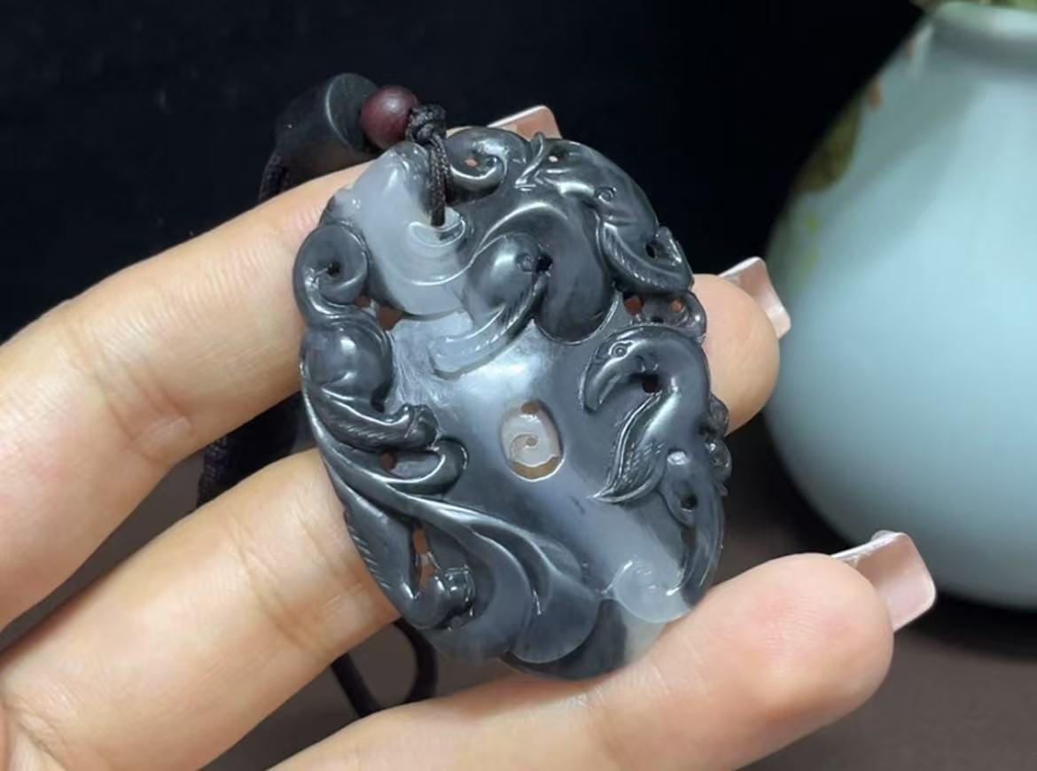 和田玉黑白分明聚墨青花仿古龙凤牌（14.2g）