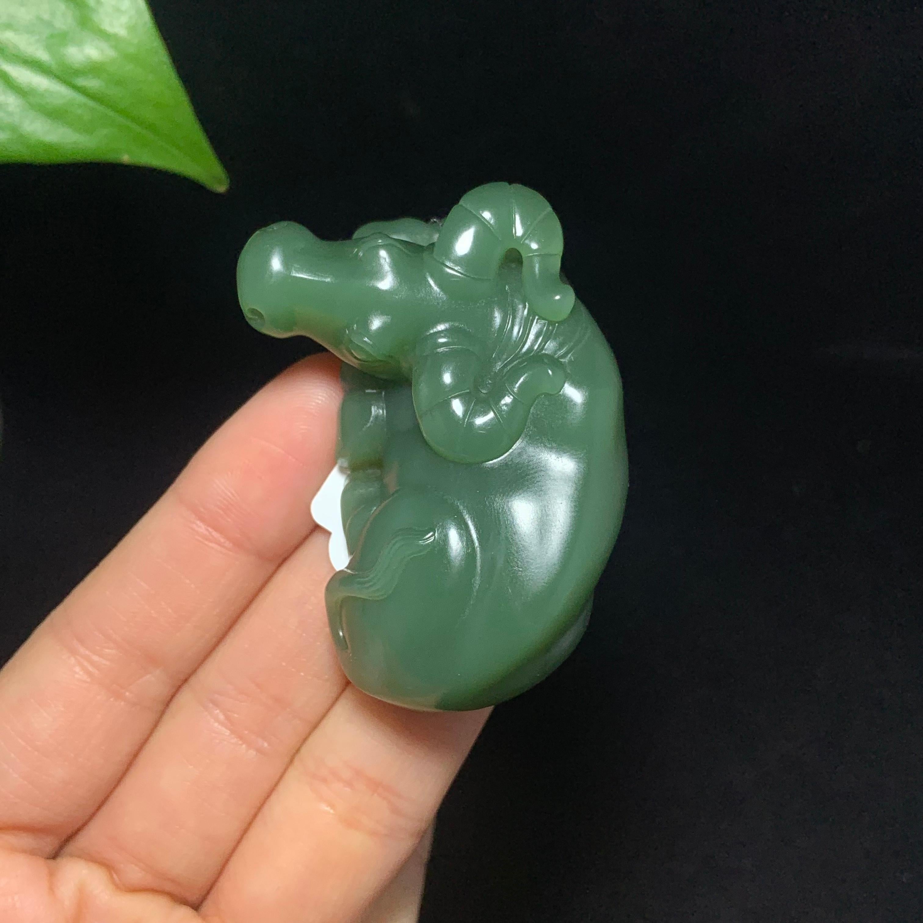 收藏级和田碧玉沙枣青牛气冲天手把件（64.0g）