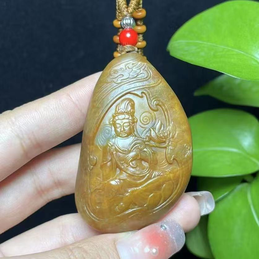 新疆和田玉籽料红沁大势至菩萨（57.9g）