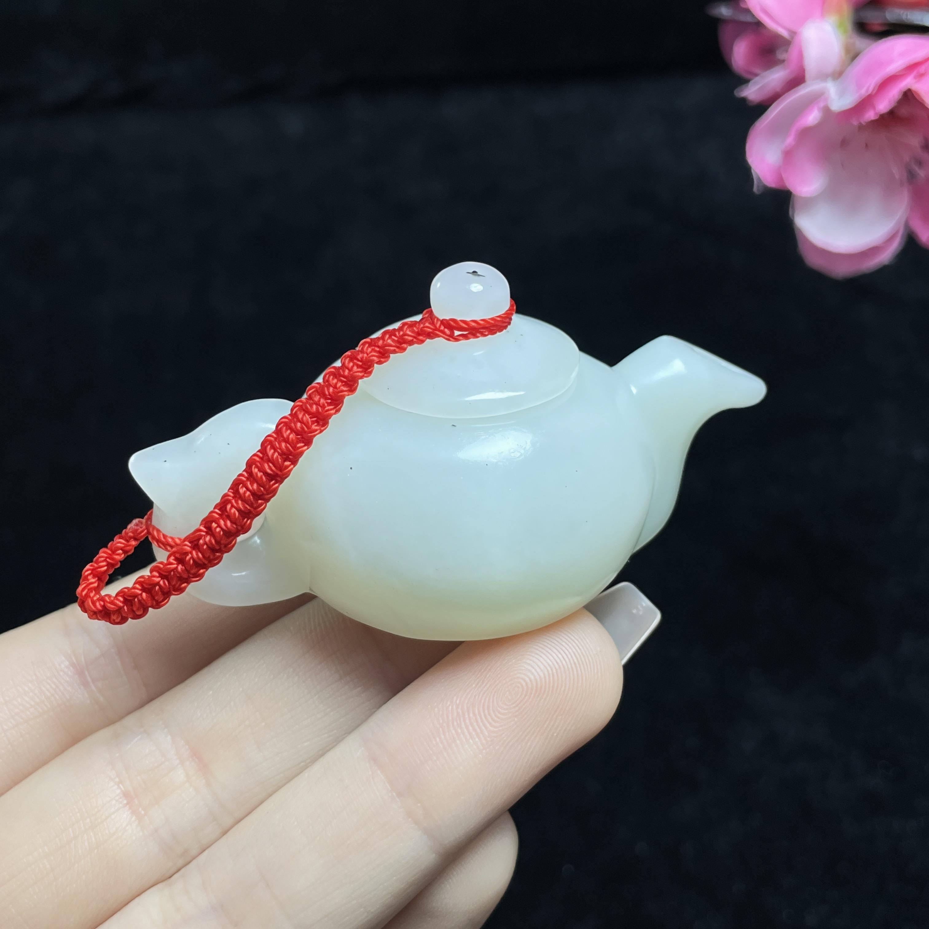 和田黑山料茶壶小手把件（49.1g）