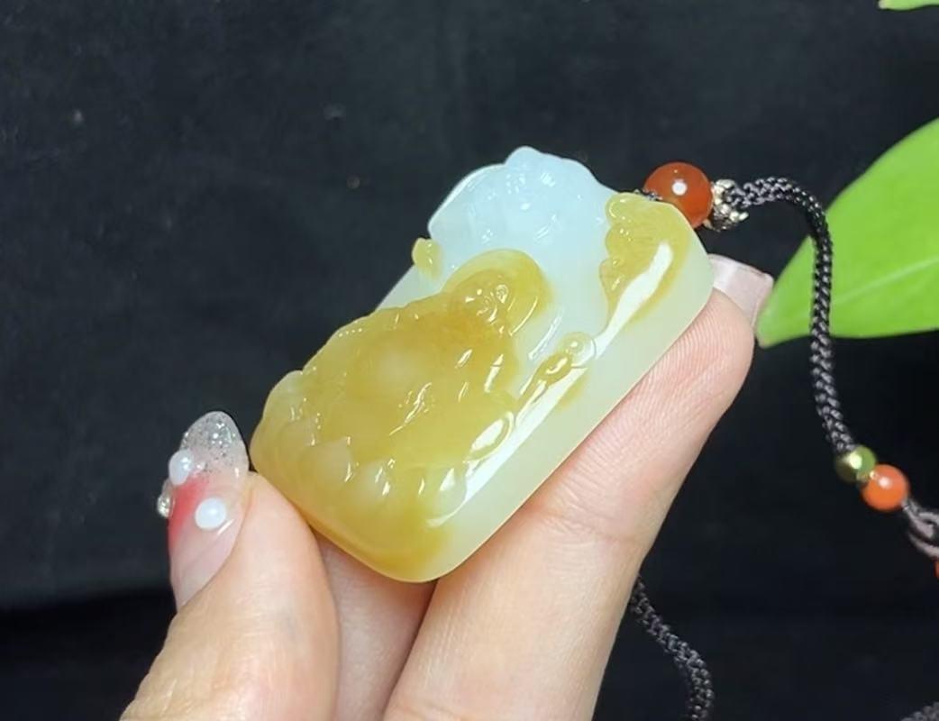 新疆和田玉且末糖羊脂玉佛公（23.4g）