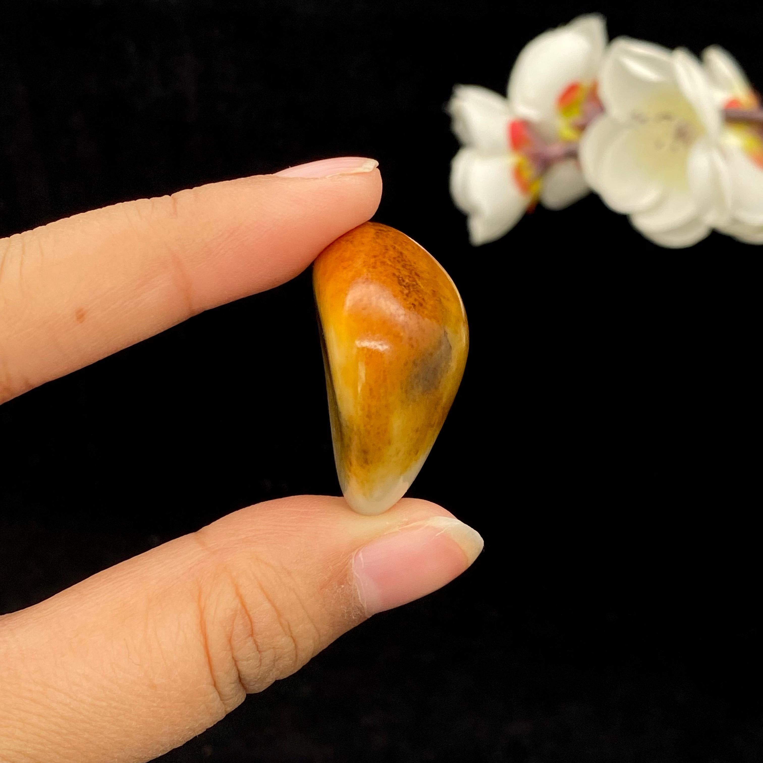 和田玉聚黄皮青花底籽料挂件（21.3g）