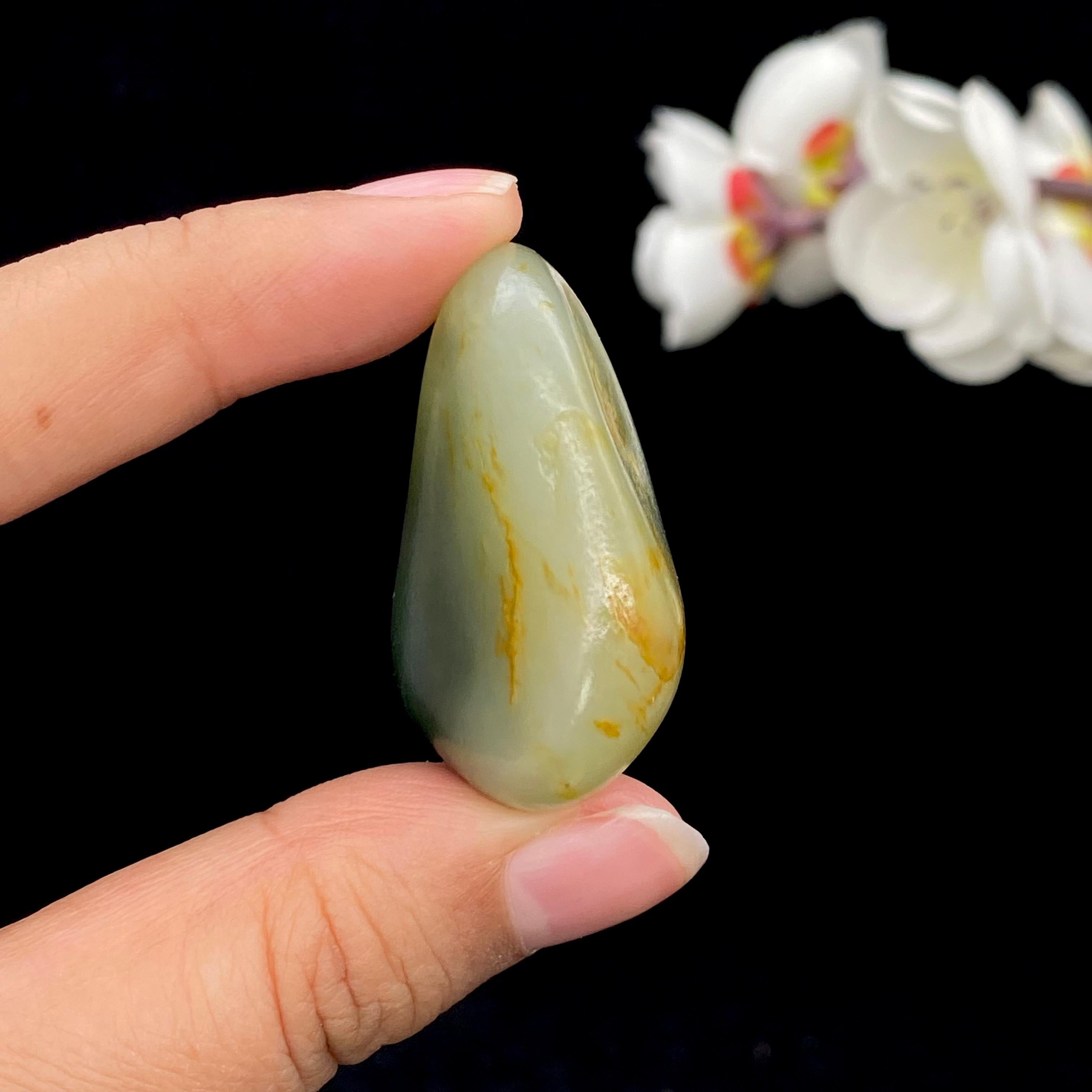 和田玉洒金皮带翠籽料（33.9g）