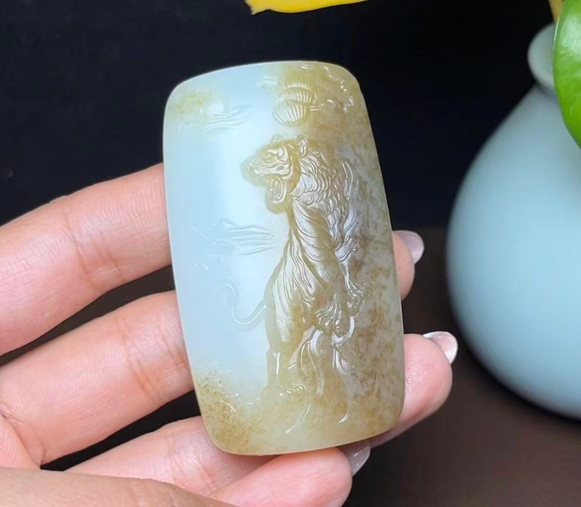 新疆和田玉且末糖羊脂玉上山虎（69.5g）