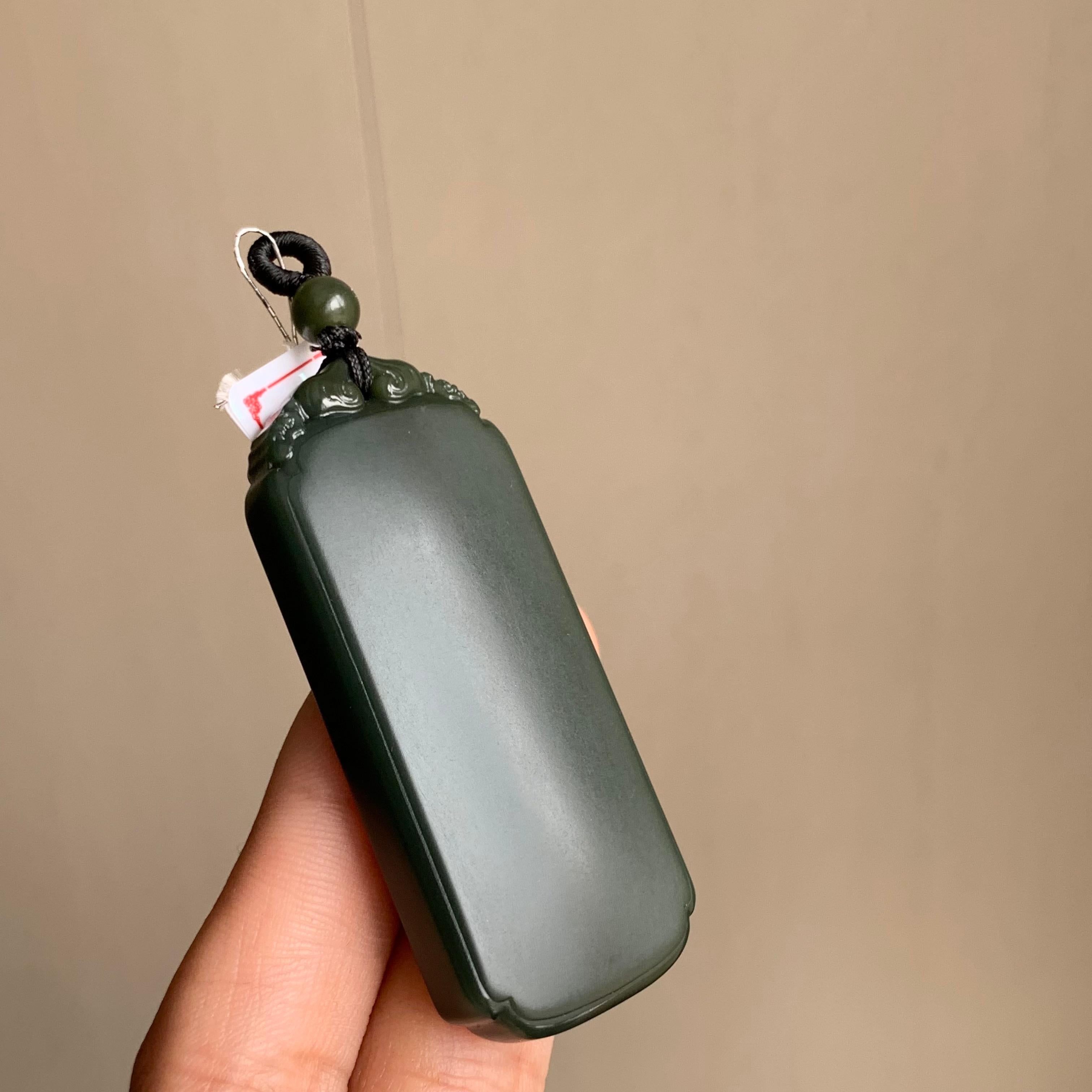 和田玉塔青一细无事牌（35.3g）