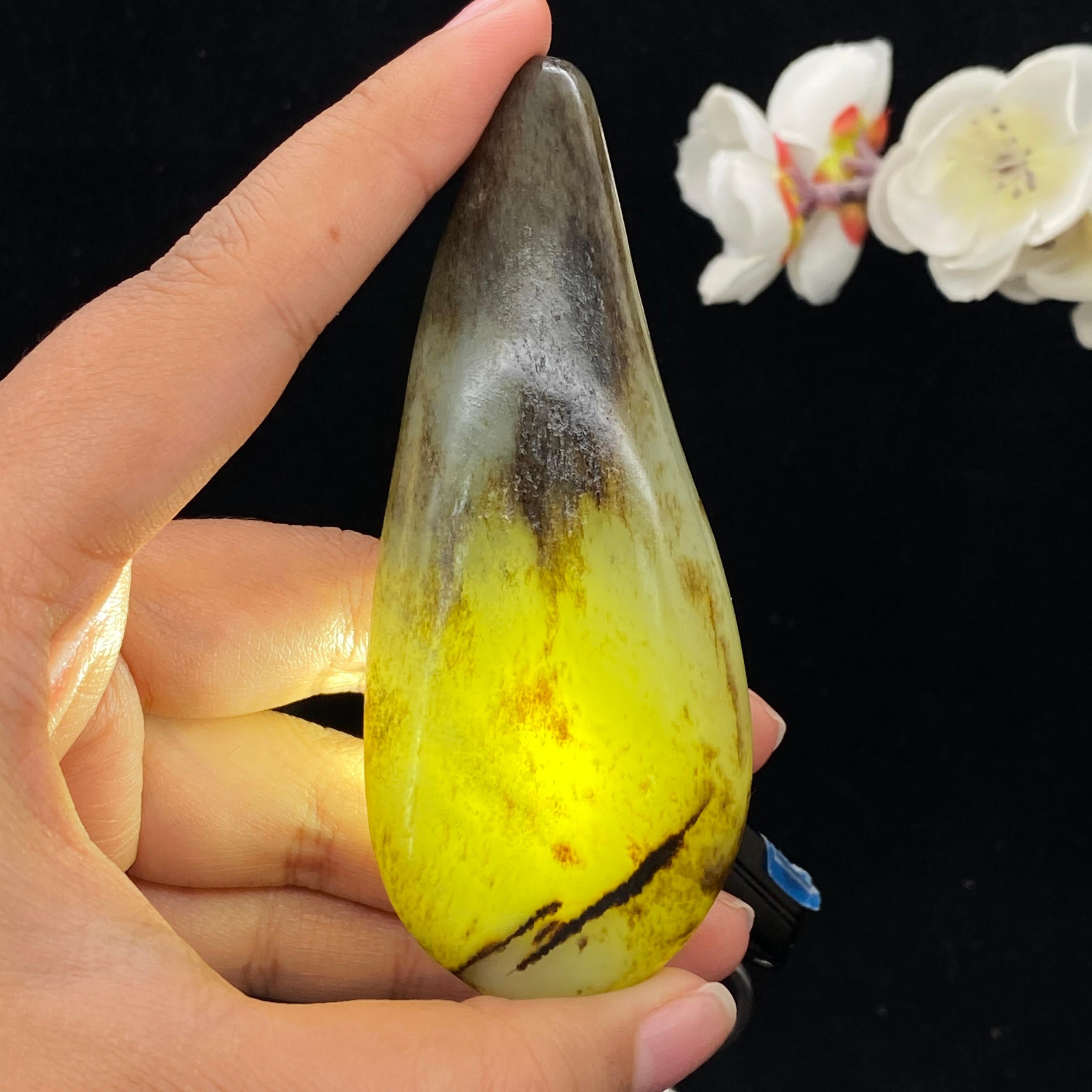 和田玉秋梨皮籽料手把件（108.6g）