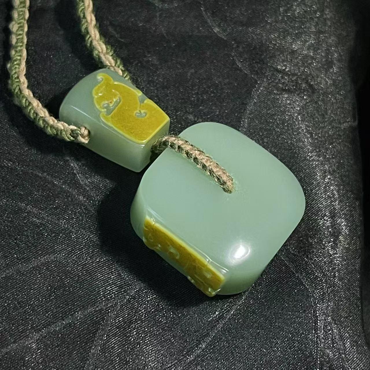 和田玉碧玉粉青带天然黄沁皮龙凤玉琮（26.4g）