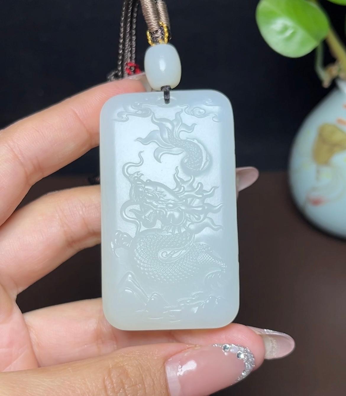 特別出品　和田白玉　古玉巻龍 新疆和田玉且末料羊脂玉龙牌（86.8g） – 厚德载玉