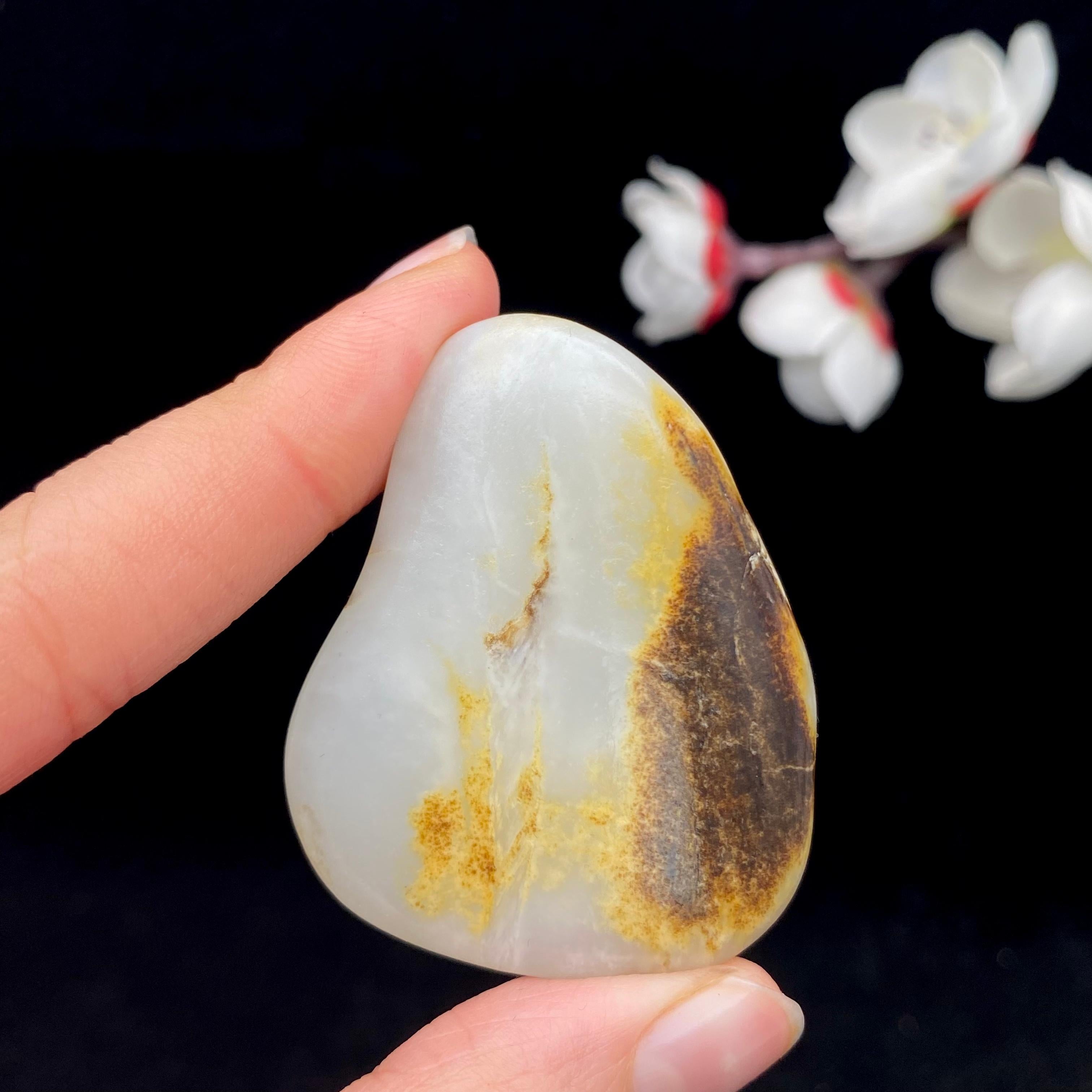 和田玉聚黄皮青花籽料大挂件（57.4g） – 厚德载玉