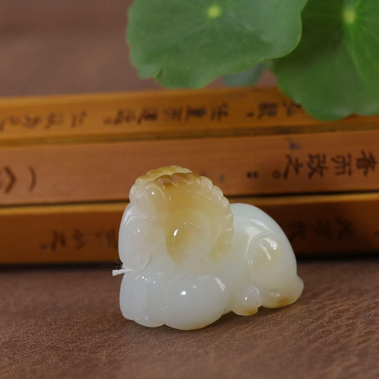 和田玉糖白料立体生肖羊吊坠（29.5g）