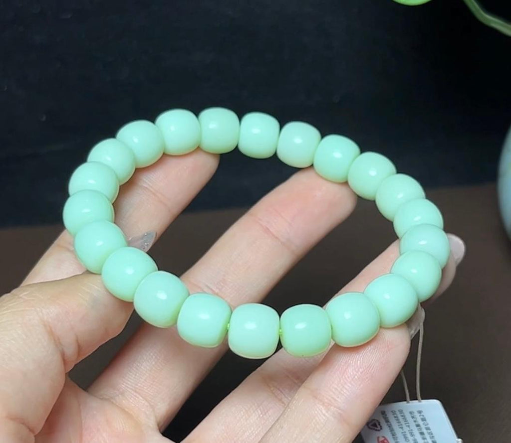 稀少和田玉黑羊洞料薄荷绿老型珠手串（34.1g）