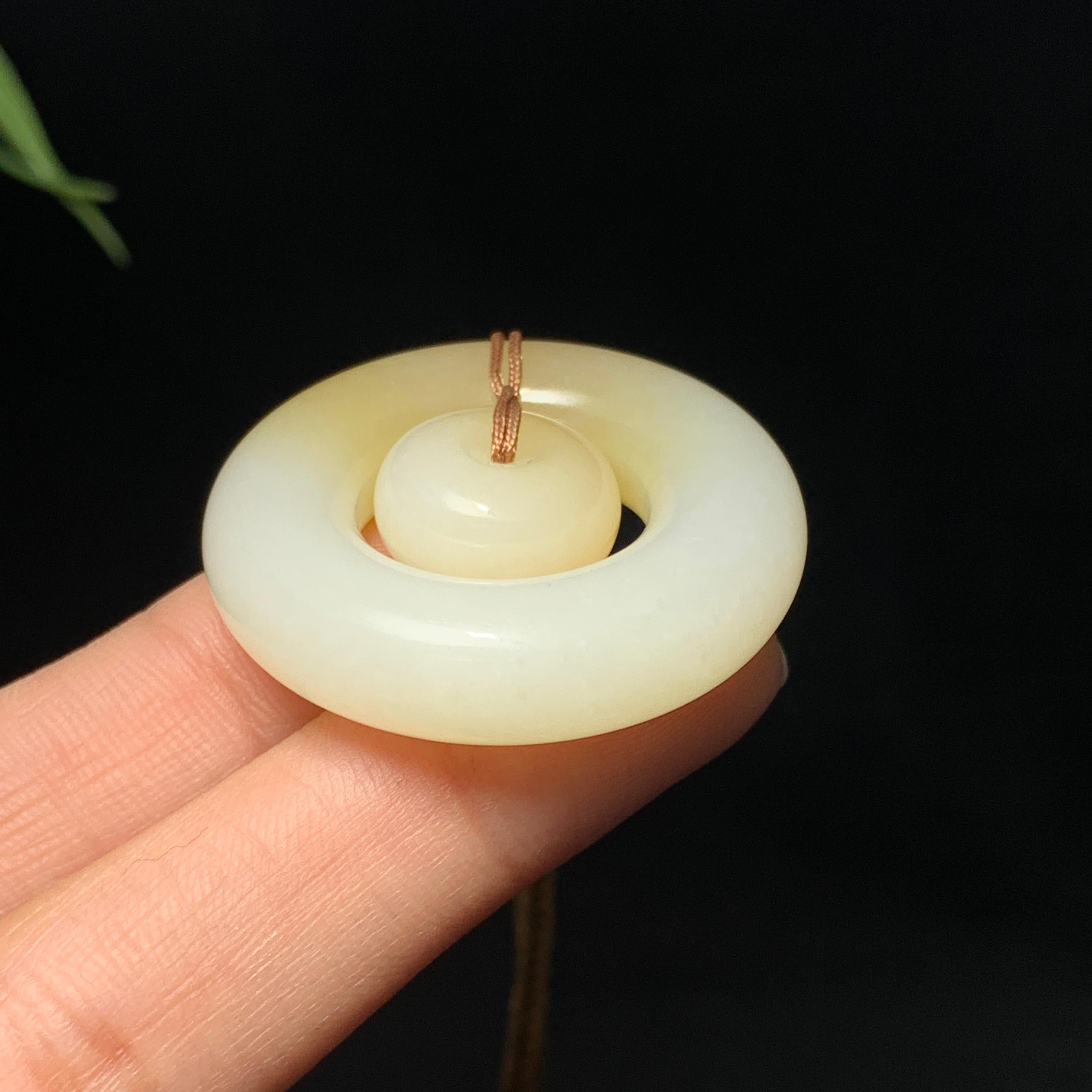 精品和田糖白玉子母扣挂件（19.0g）