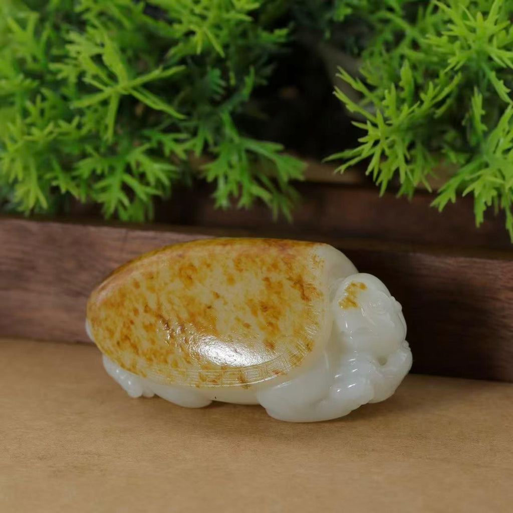 和田玉洒金皮白玉籽料龟形雕件（57g）