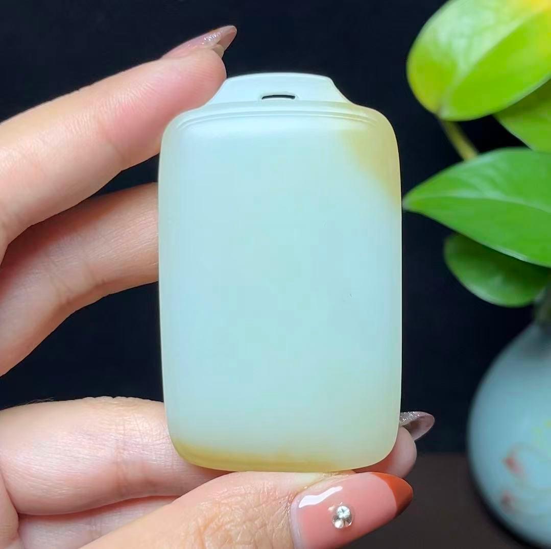 新疆和田玉且末料平安无事牌（49.3g）