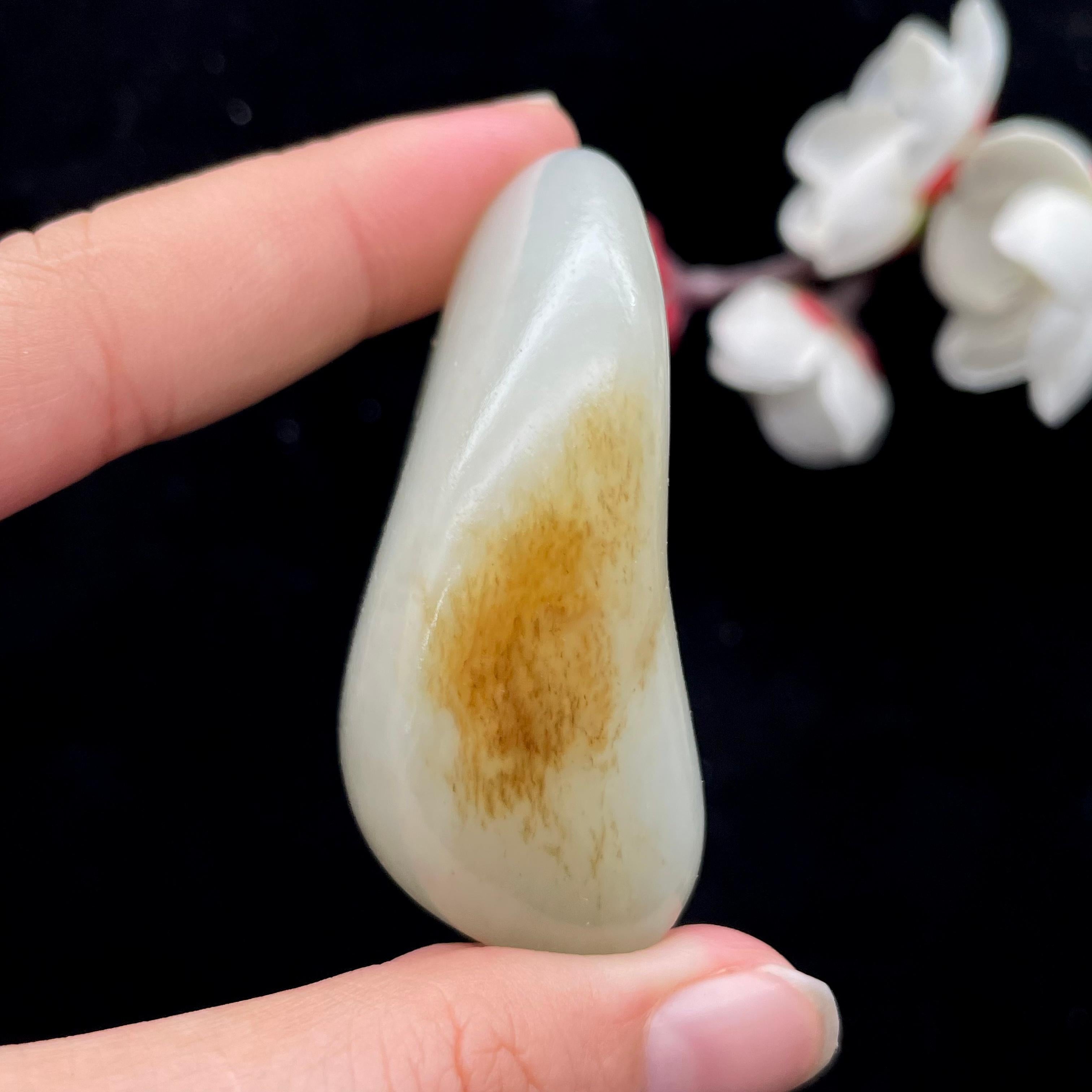 和田玉黄皮籽料手把件（66.2g）