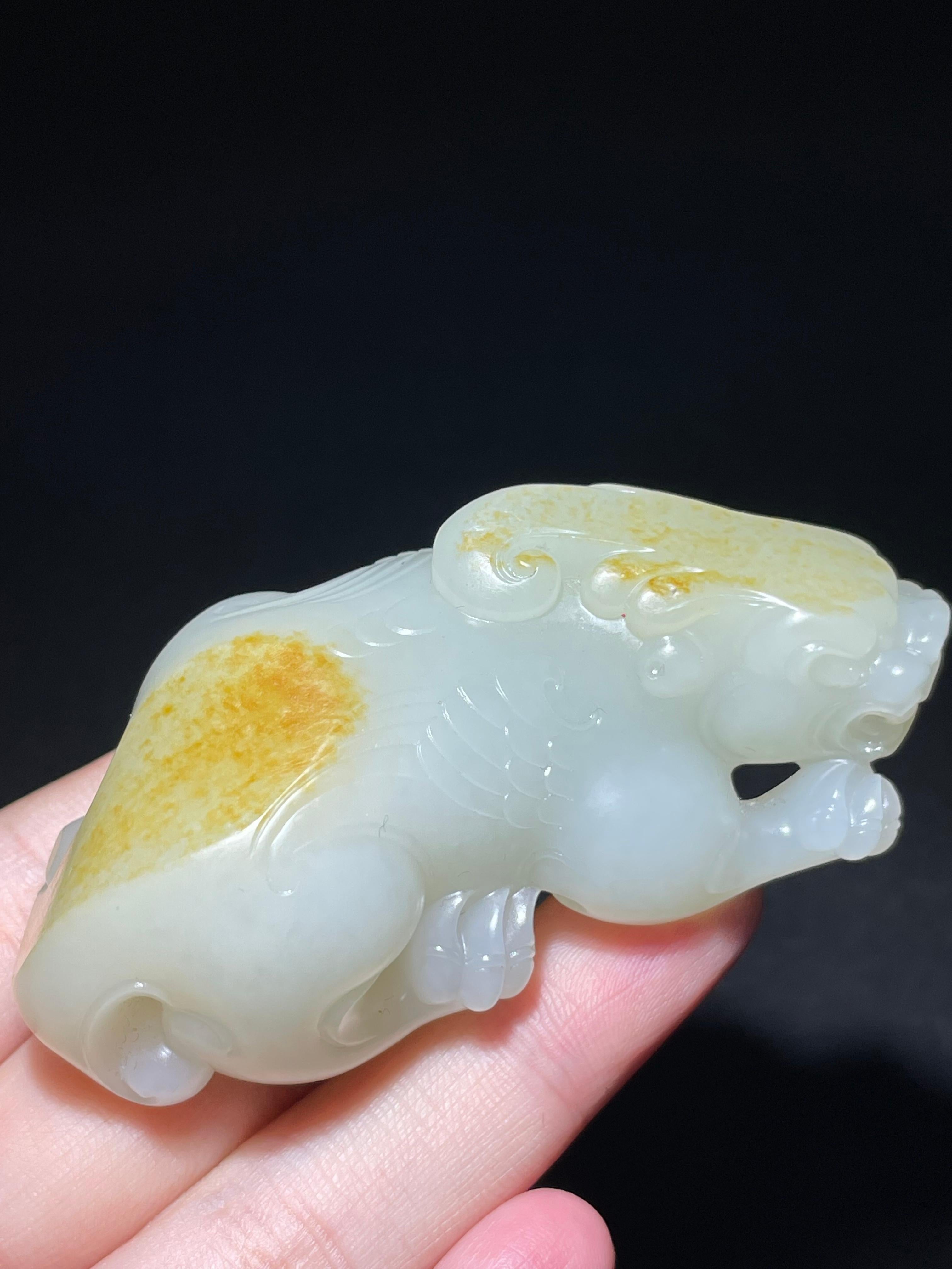 和田玉籽料白玉貔貅。（88.2g）