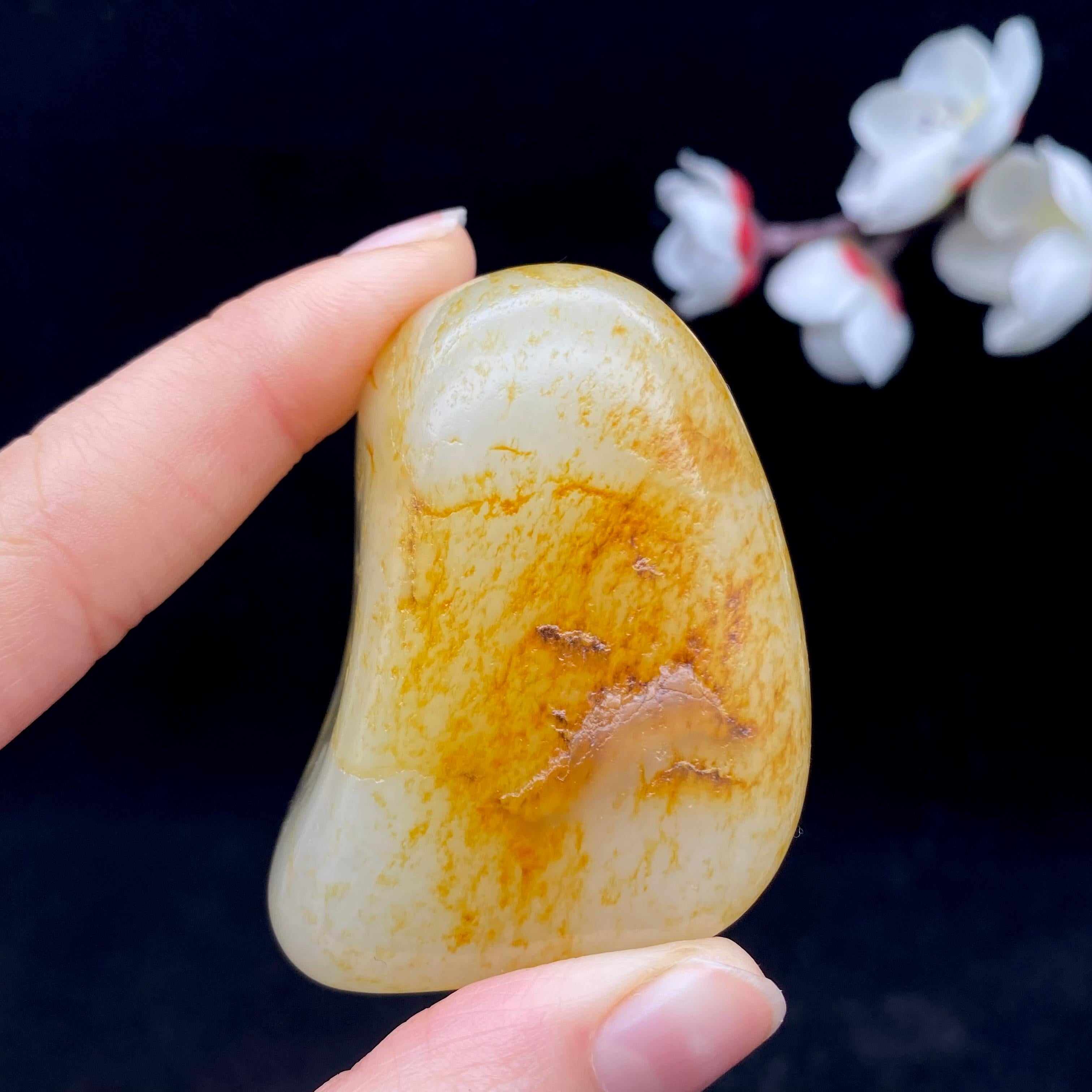 和田玉聚黄皮青花籽料大挂件（57.4g） – 厚德载玉