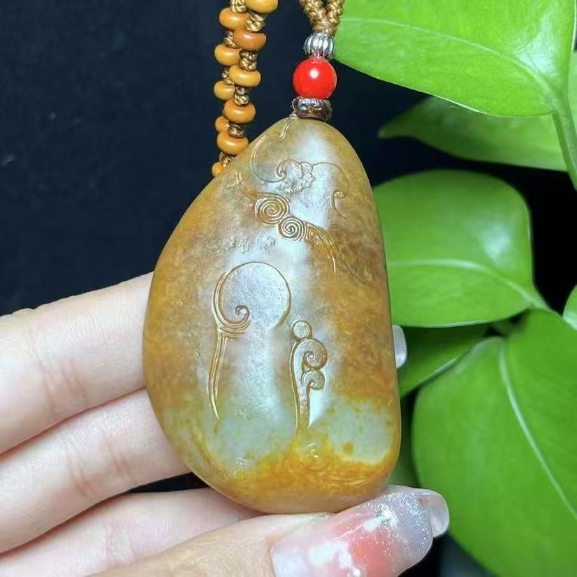 新疆和田玉籽料红沁大势至菩萨（57.9g）