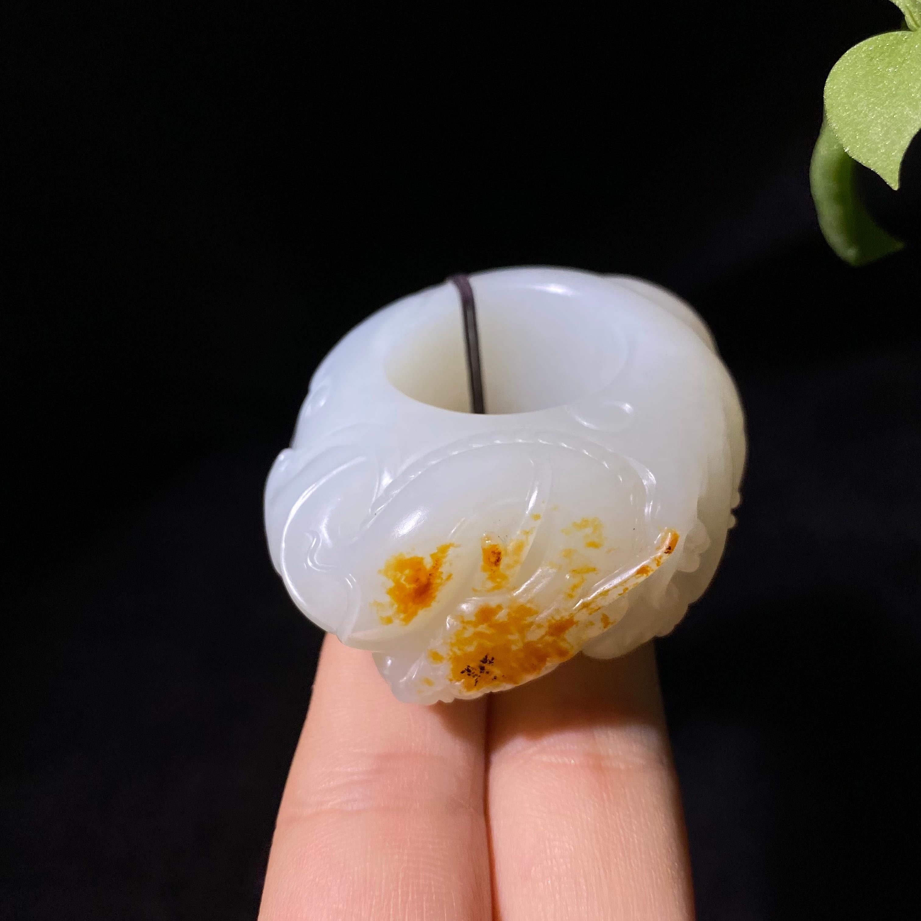 和田籽料龙扳指手把件（90.0g）