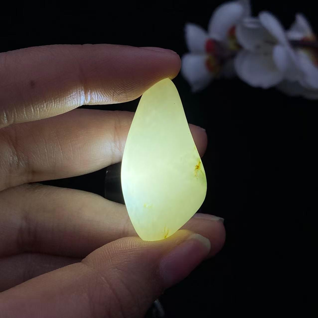 和田玉白玉带翠籽料（15.4g）