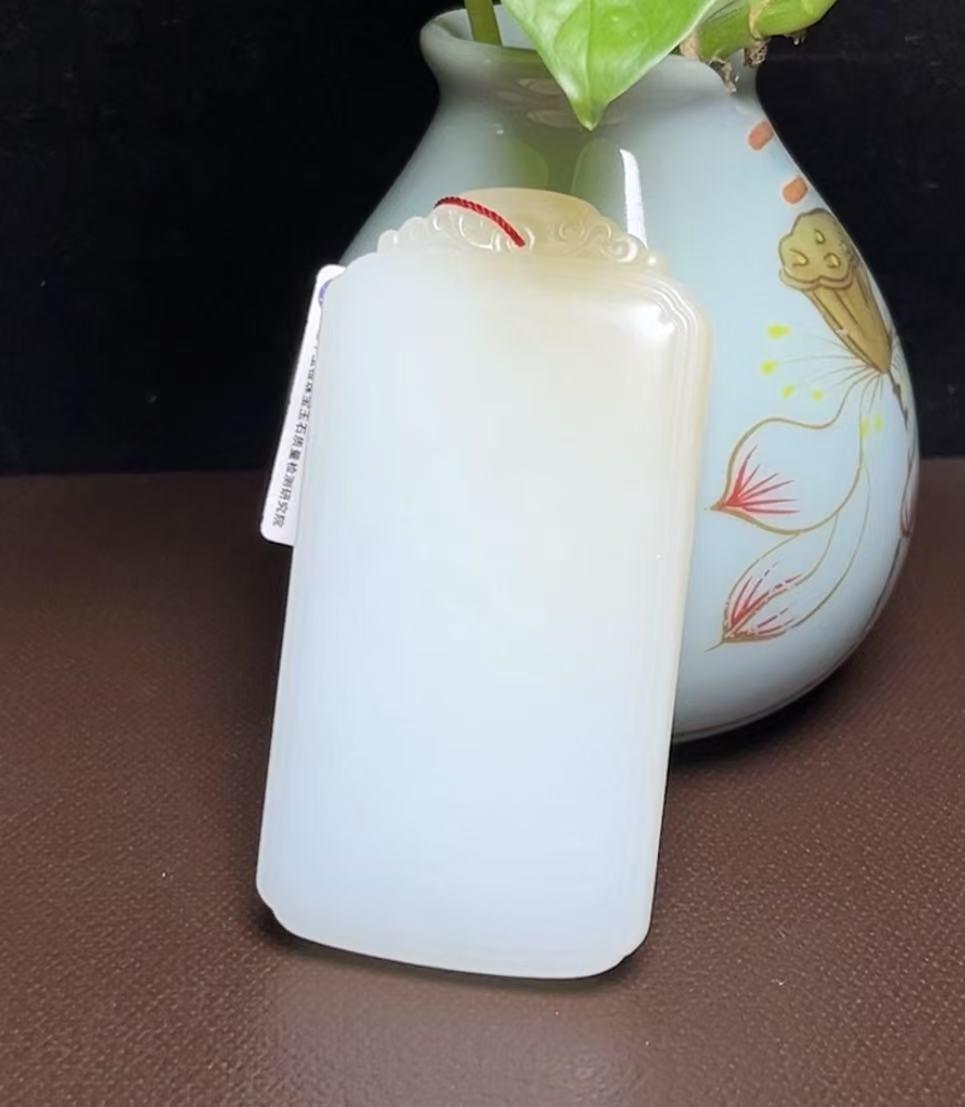 新疆和田玉且末糖羊脂玉平安无事牌（90.2g）