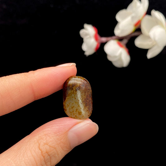 和田玉洒红皮籽料原石（3.7g）