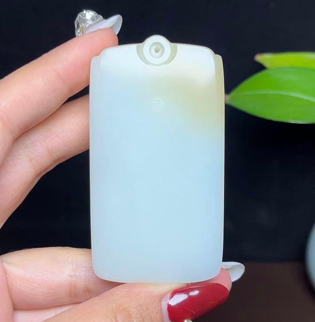 新疆和田玉且末料羊脂玉福字平安无事牌（87.3g）