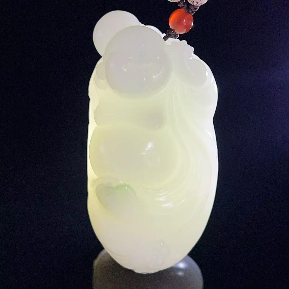和田玉羊脂白玉带翠弥勒佛手把件（249.0g）