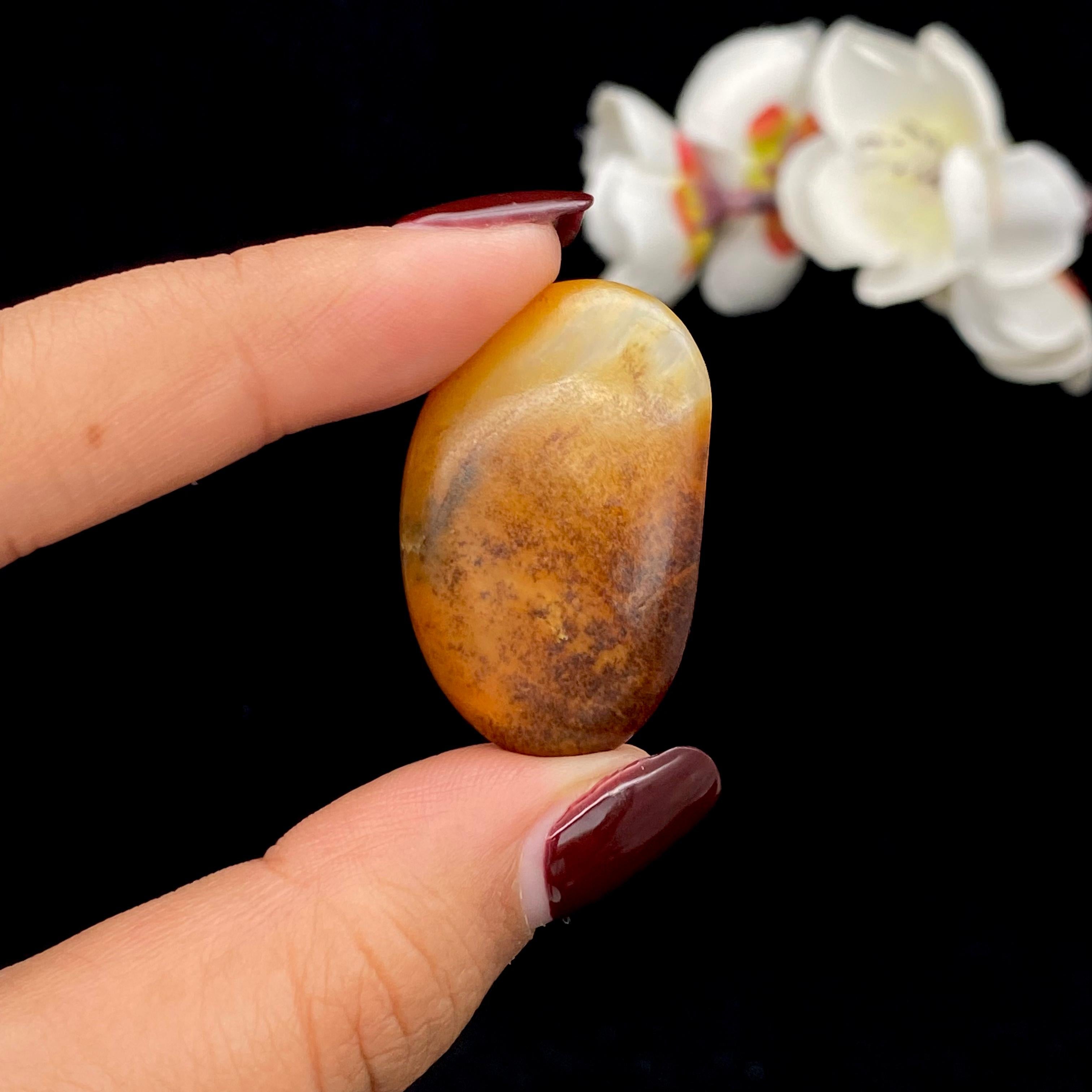 和田玉黄沁皮籽料原石（10.7g） – 厚德载玉