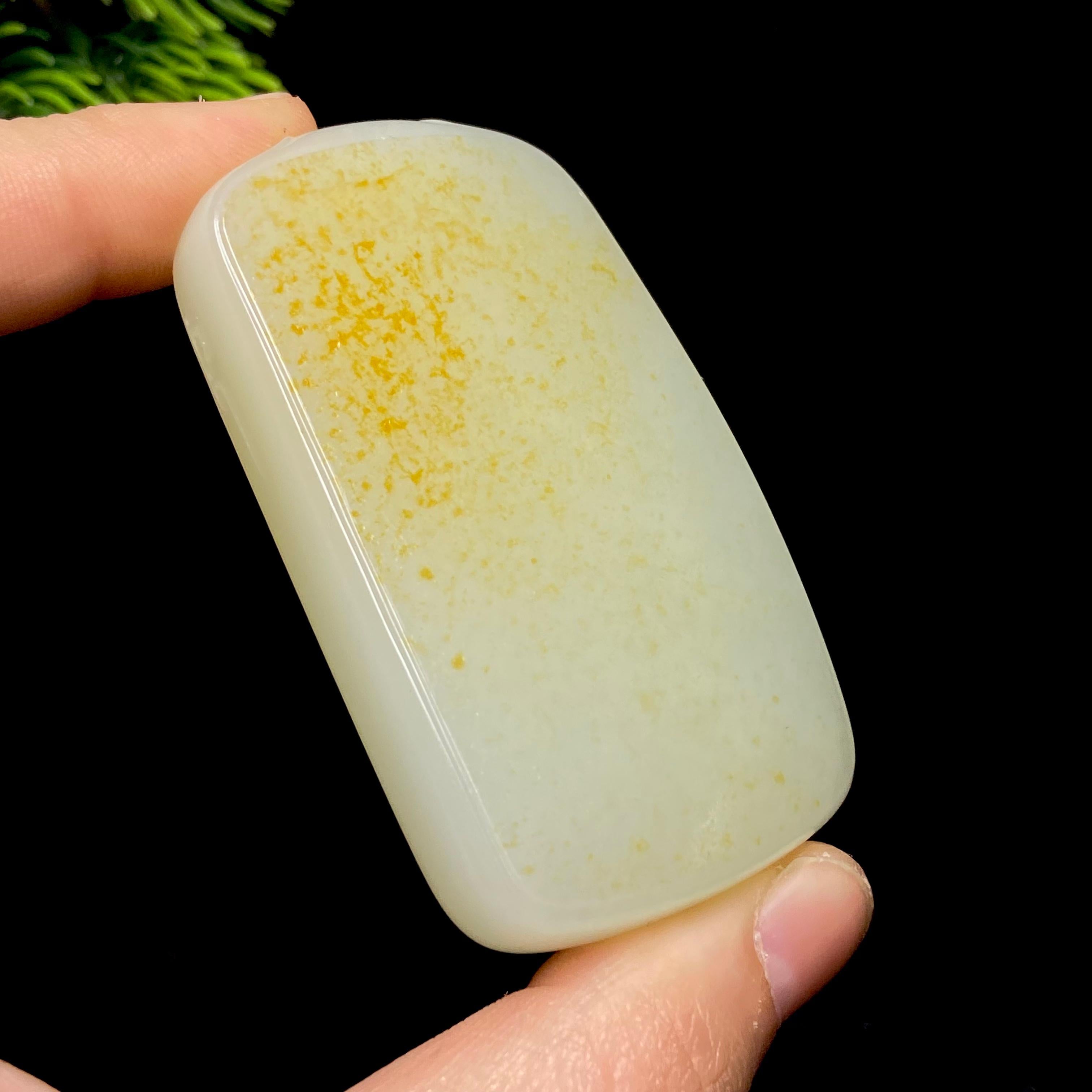 和田玉籽料无事牌（89.7g） – 厚德载玉