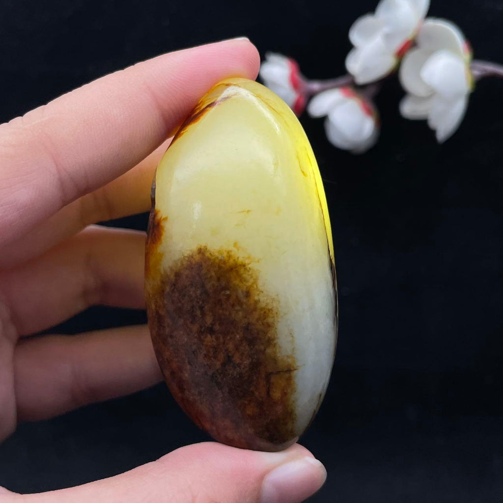 和田玉聚黄皮籽料手把件（68.9g）